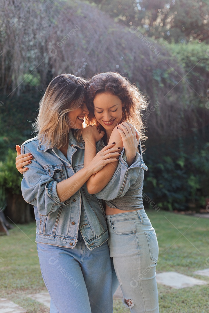 Lindas mulheres namoradas felizes