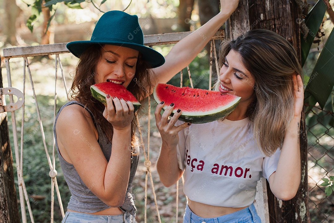 Lindas mulheres namoradas felizes