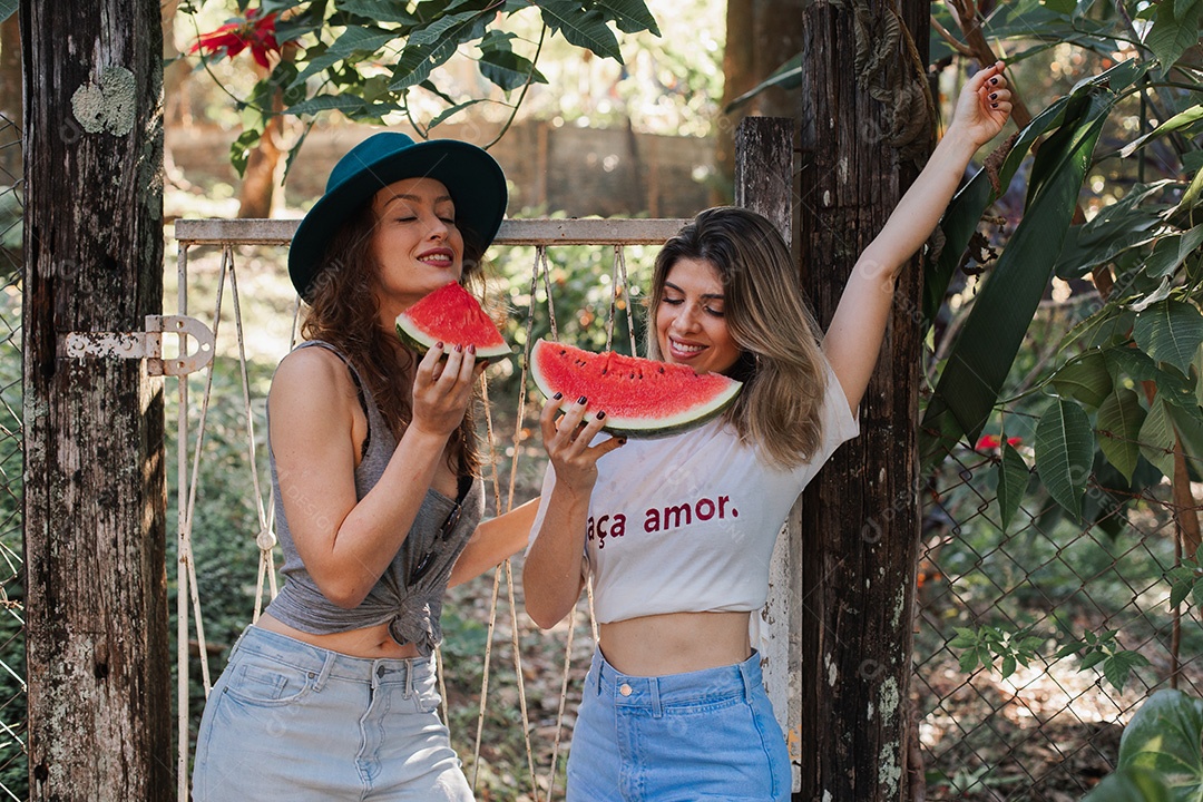 Lindas mulheres namoradas felizes