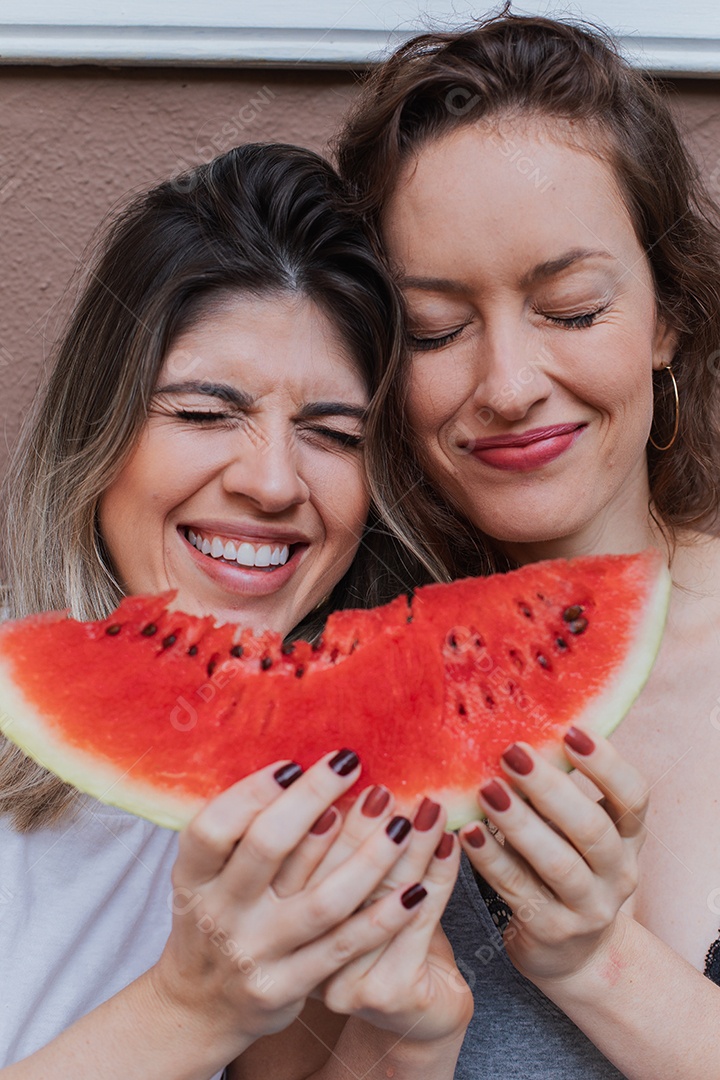 Lindas mulheres namoradas felizes