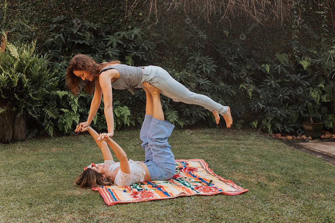 Lindas mulheres namoradas felizes