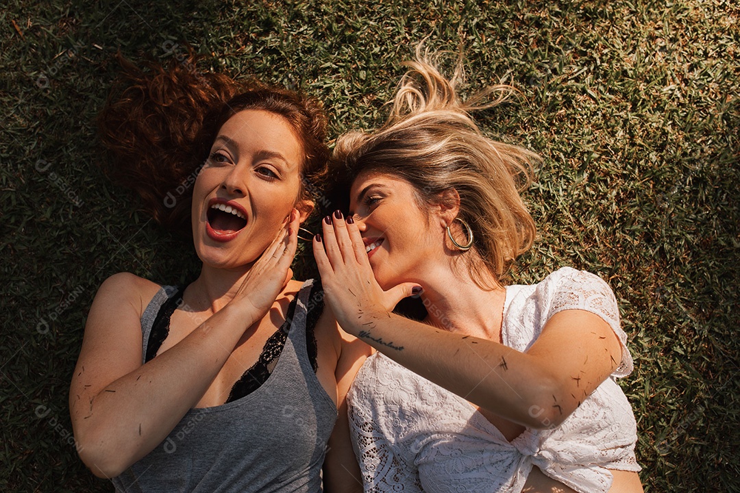 Lindas mulheres namoradas felizes