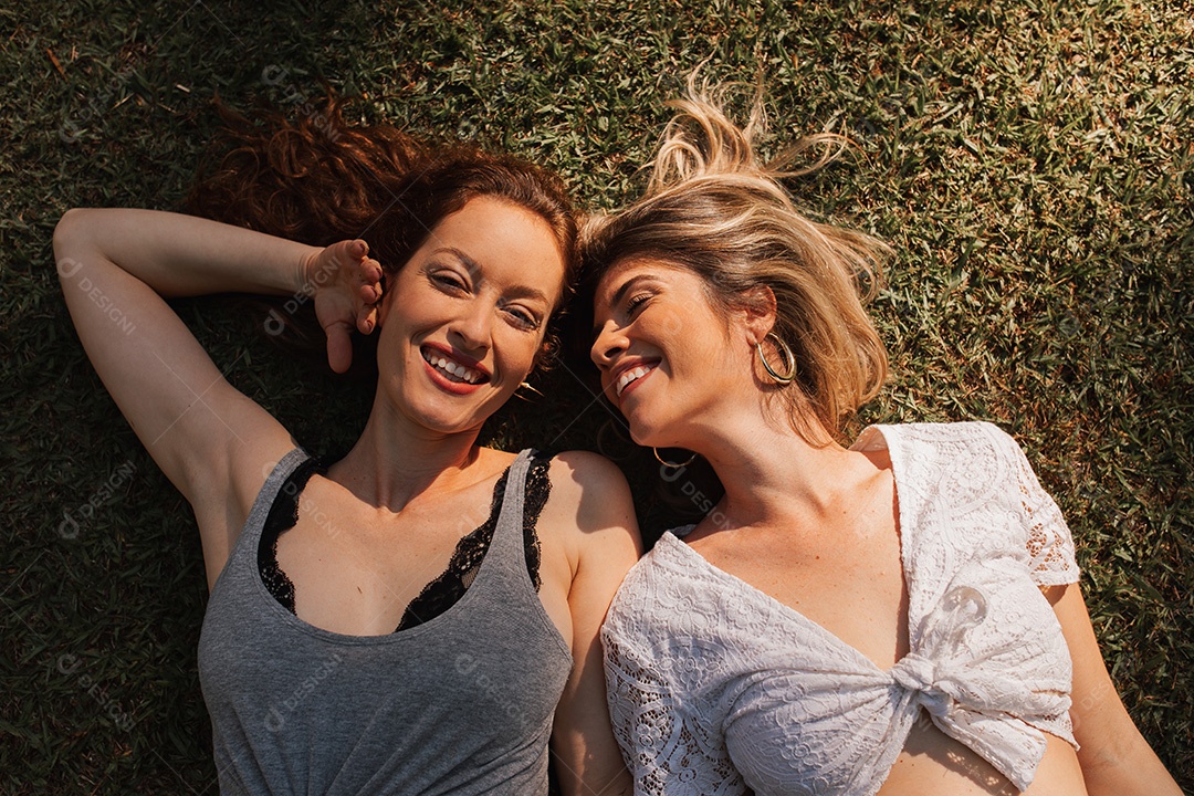 Lindas mulheres namoradas felizes