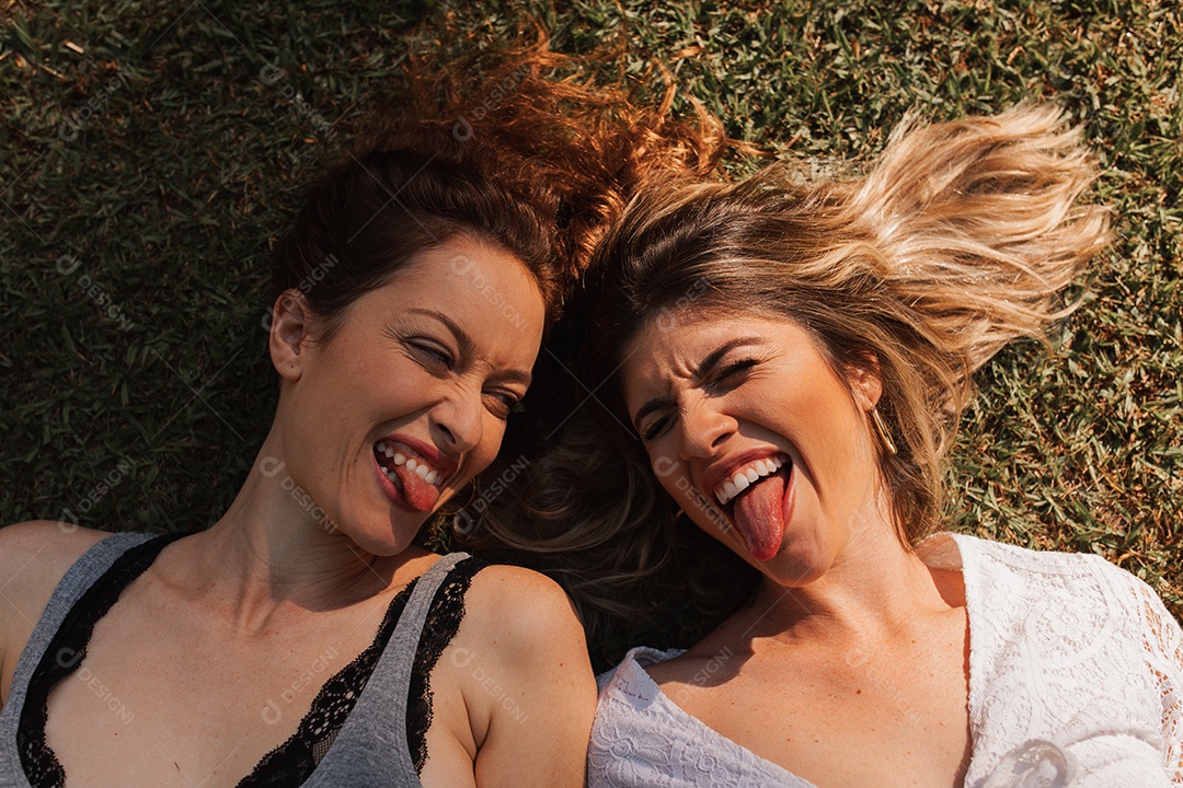 Lindas mulheres namoradas felizes