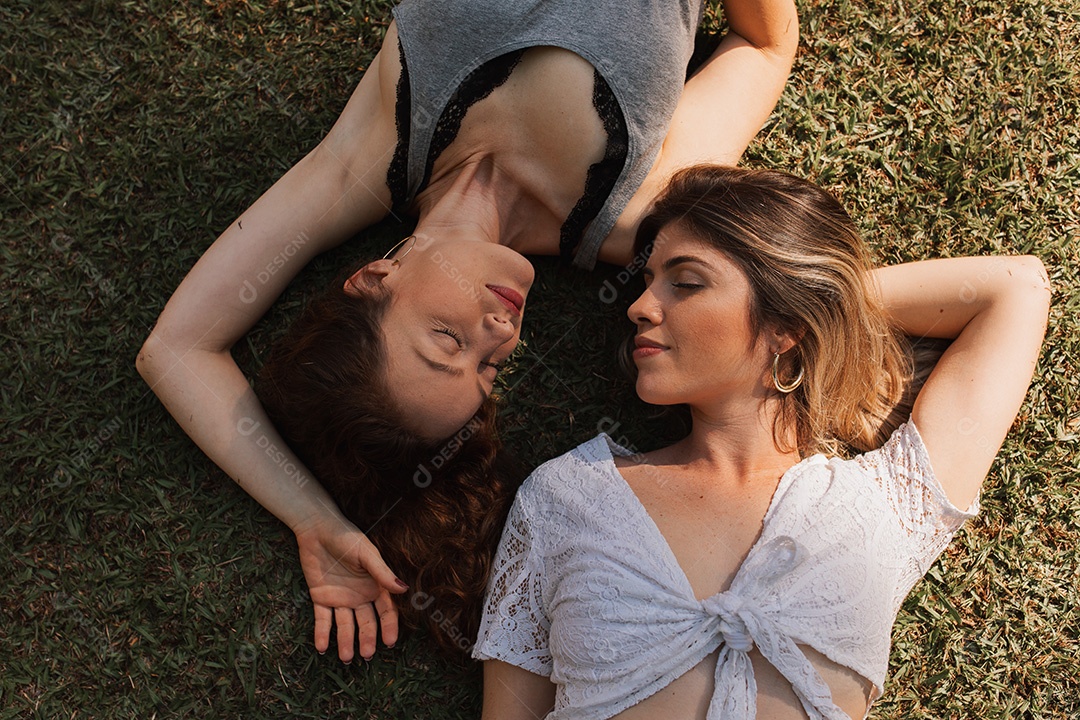 Lindas mulheres namoradas felizes