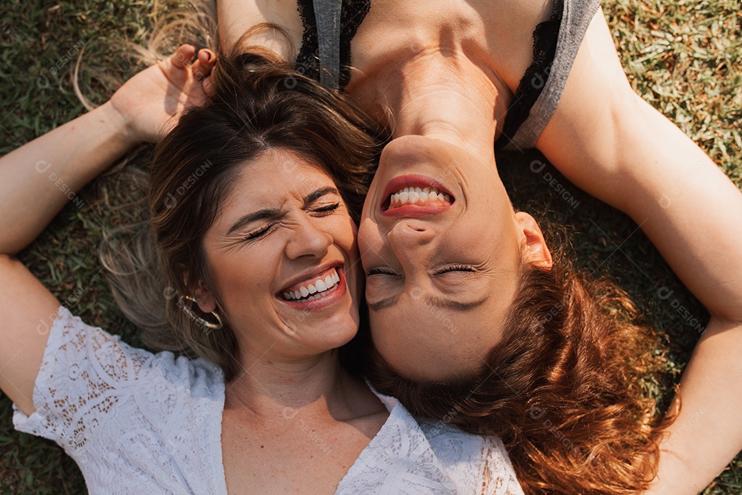 Lindas mulheres namoradas felizes