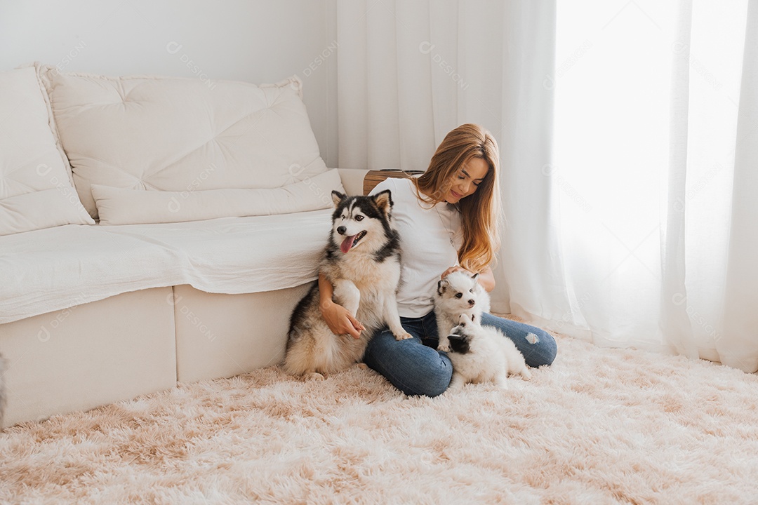 Mulher jovem segurando seu animal de estimação cachorro