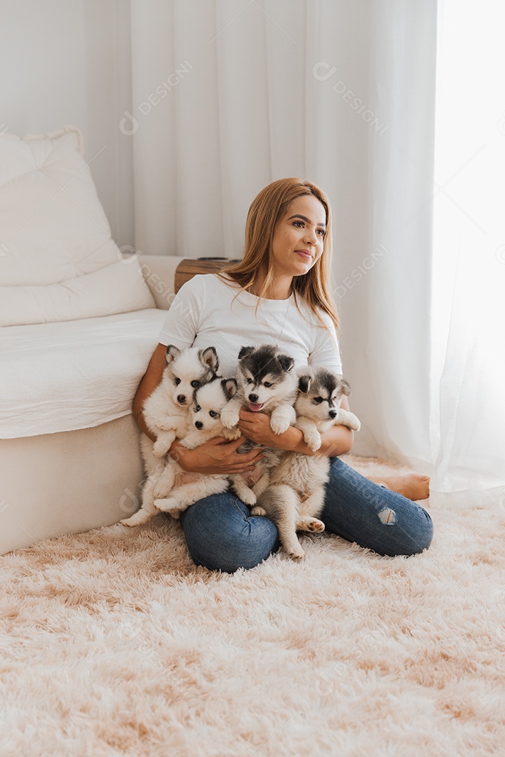 Mulher jovem segurando seu animal de estimação cachorro