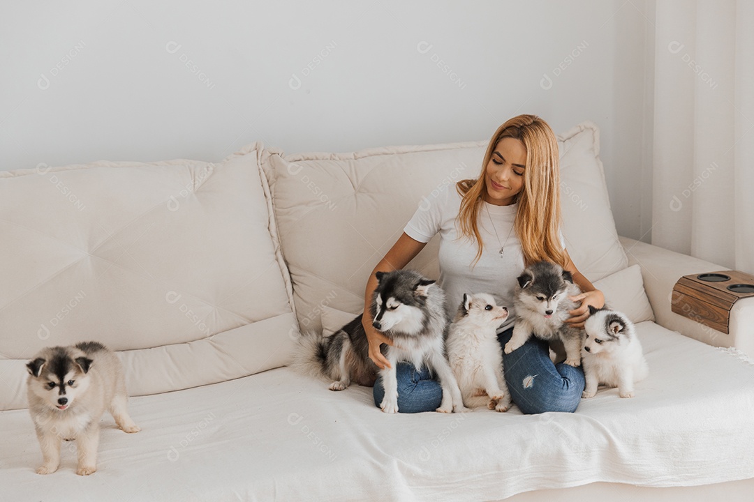 Mulher jovem segurando seu animal de estimação cachorro