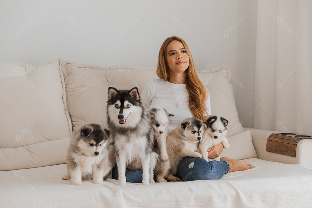 Mulher jovem segurando seu animal de estimação cachorro