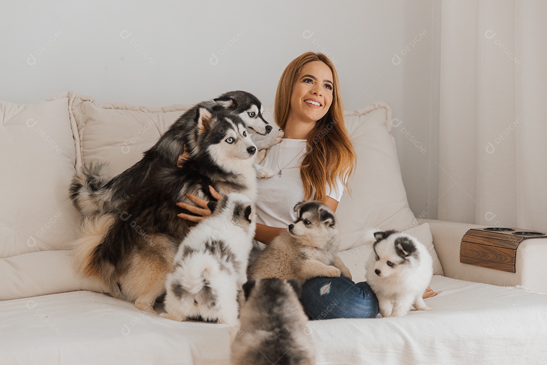 Mulher jovem segurando seu animal de estimação cachorro