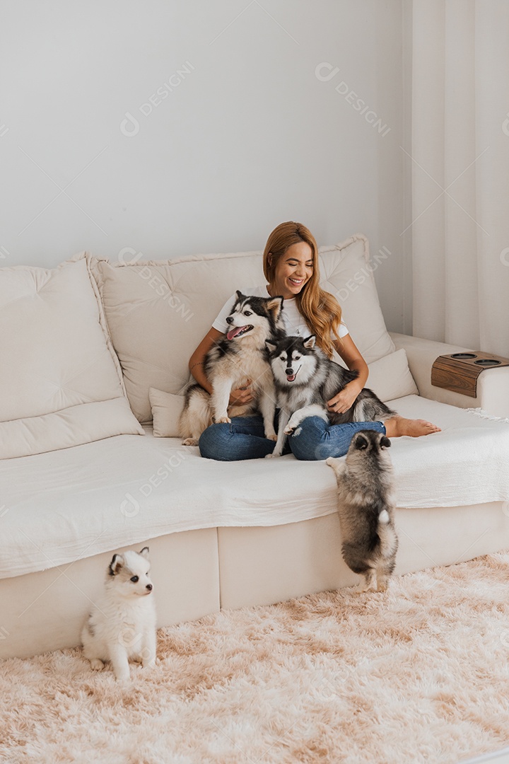 Mulher jovem segurando seu animal de estimação cachorro