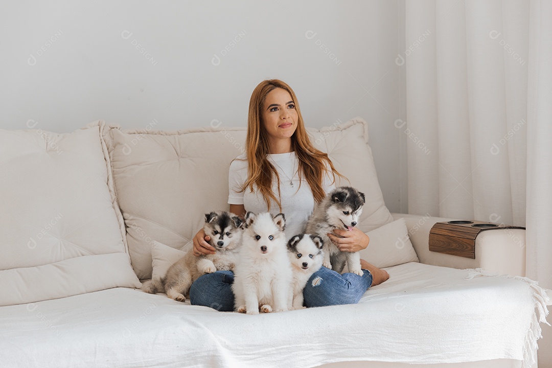 Mulher jovem segurando seu animal de estimação cachorro