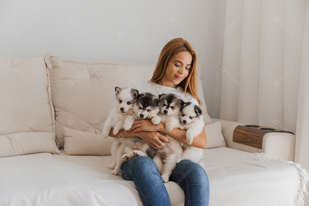 Mulher jovem segurando seu animal de estimação cachorro
