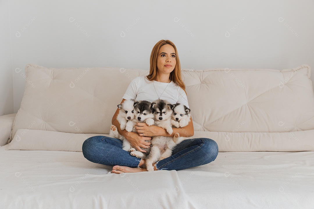 Mulher jovem segurando seu animal de estimação cachorro