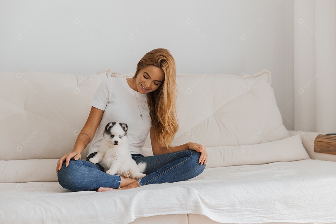 Mulher jovem segurando seu animal de estimação cachorro