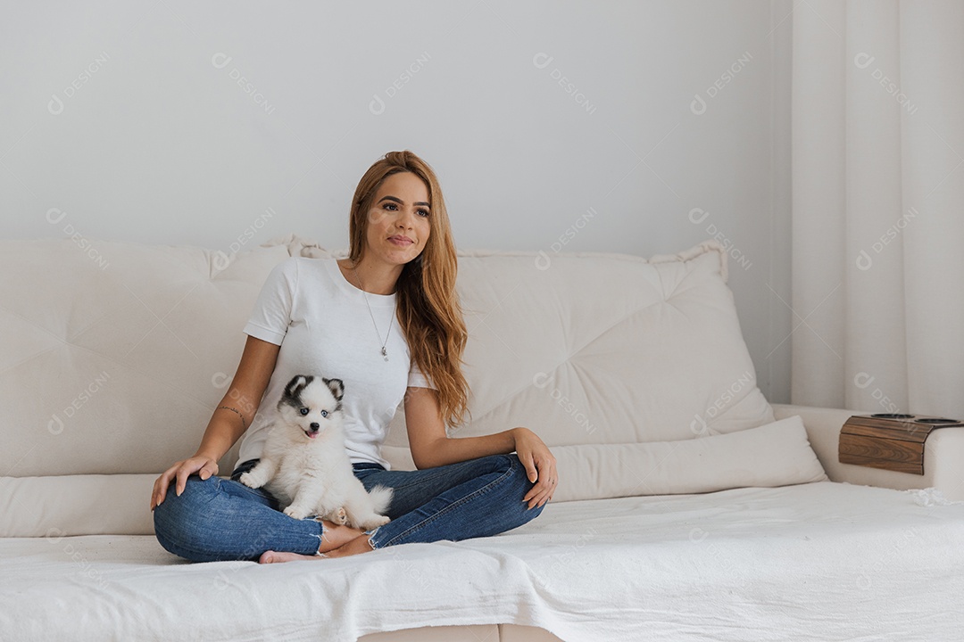 Mulher jovem segurando seu animal de estimação cachorro