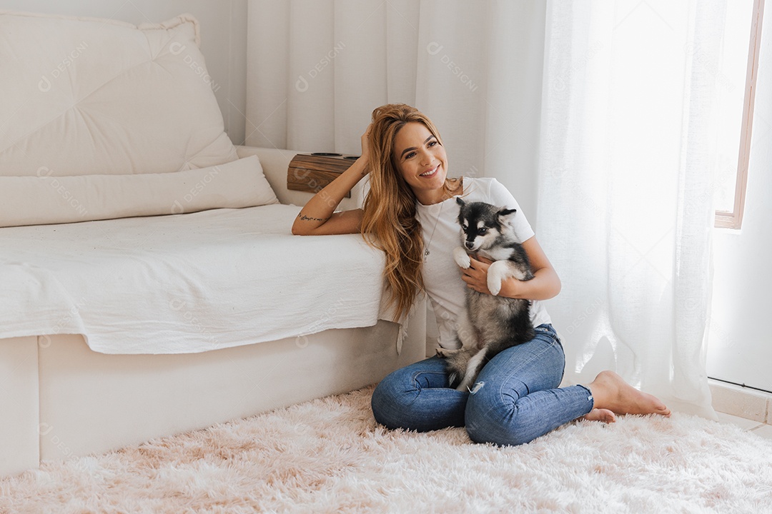 Mulher jovem segurando seu animal de estimação cachorro