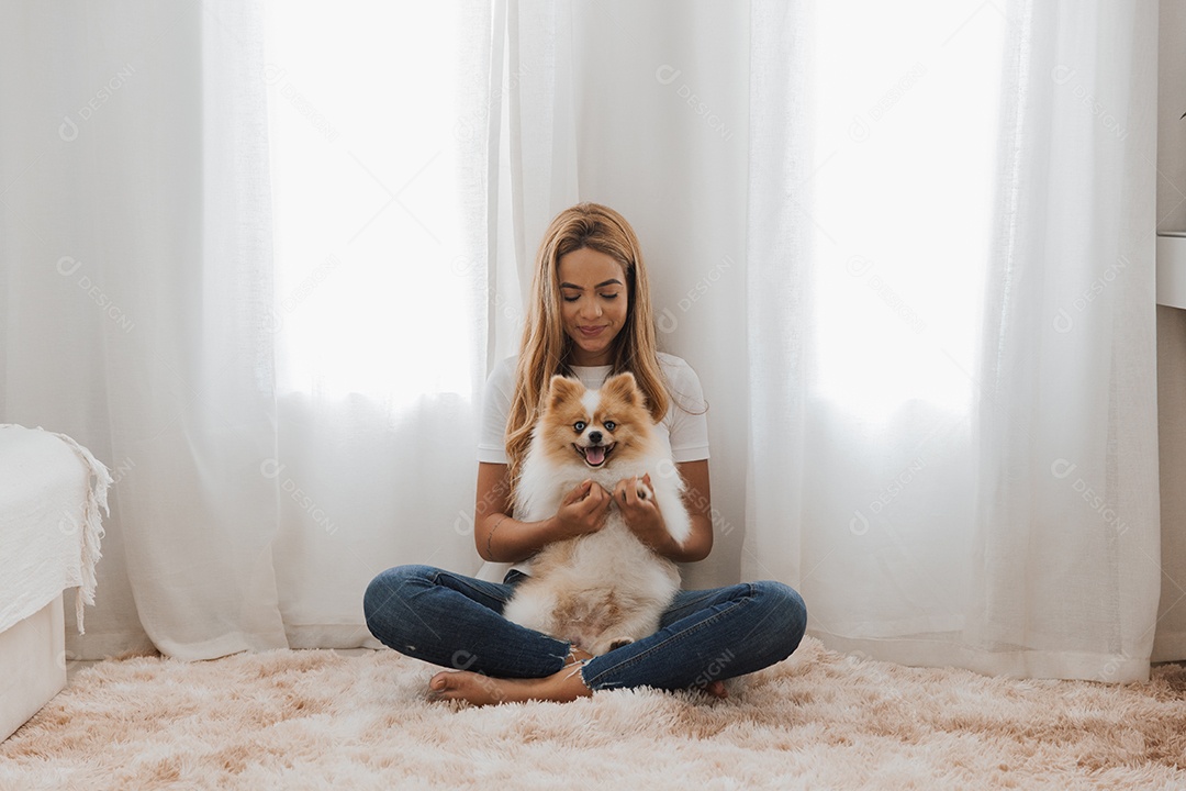 Mulher jovem segurando seu animal de estimação cachorro