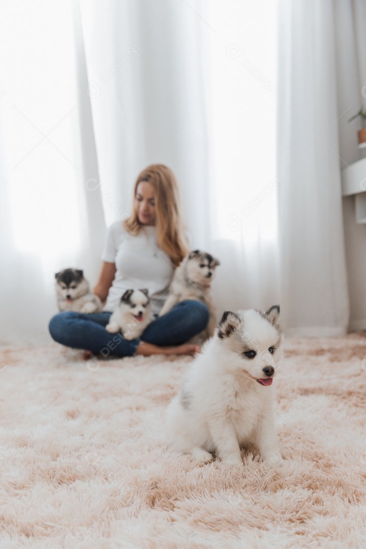 Mulher jovem segurando seu animal de estimação cachorro