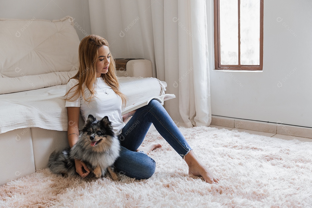 Mulher jovem segurando seu animal de estimação cachorro