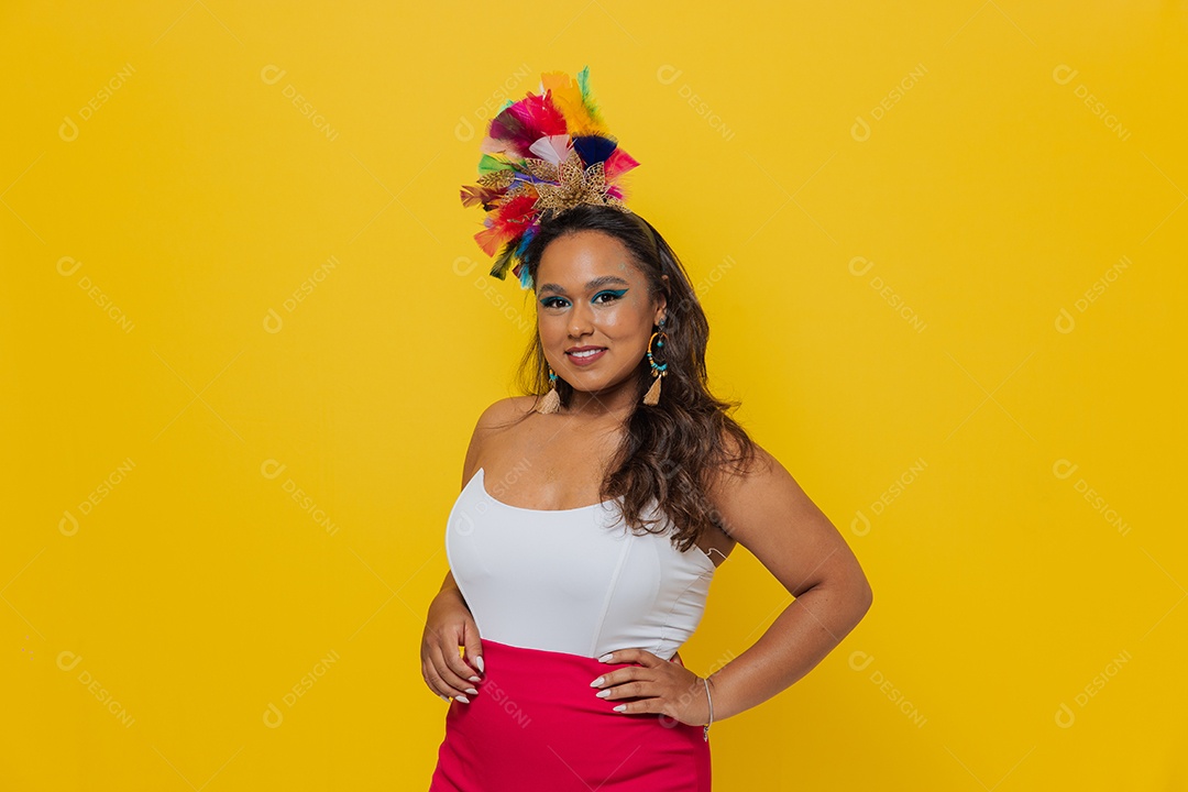 Linda mulher jovem usando fantasia de carnaval sobre fundo isolado