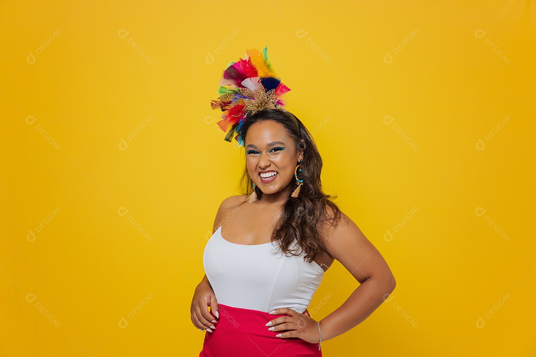 Linda mulher jovem usando fantasia de carnaval sobre fundo isolado