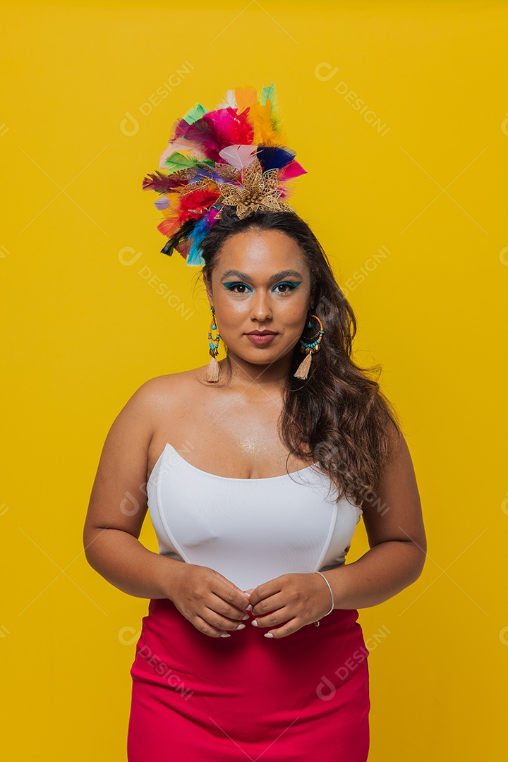 Linda mulher jovem usando fantasia de carnaval sobre fundo isolado