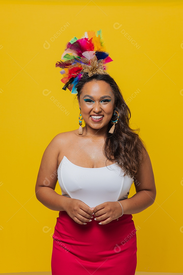 Linda mulher jovem usando fantasia de carnaval sobre fundo isolado