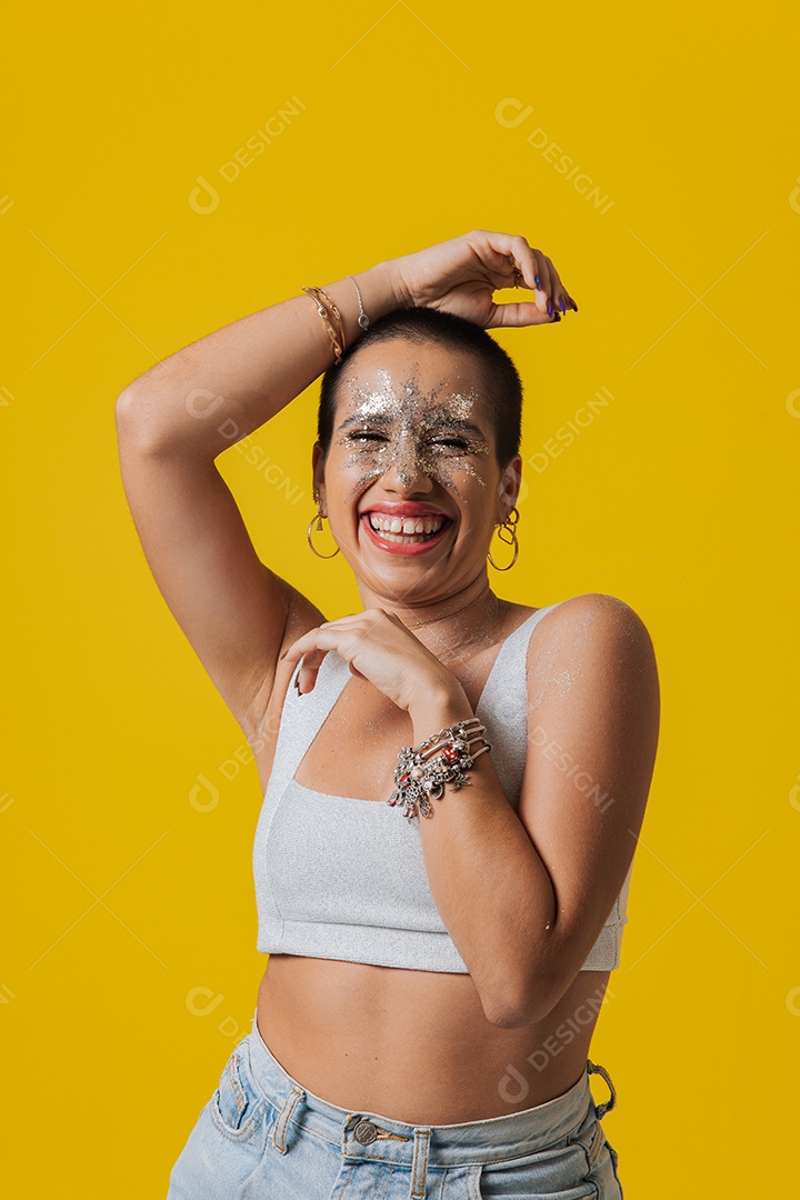 Linda mulher jovem usando fantasia de carnaval sobre fundo isolado