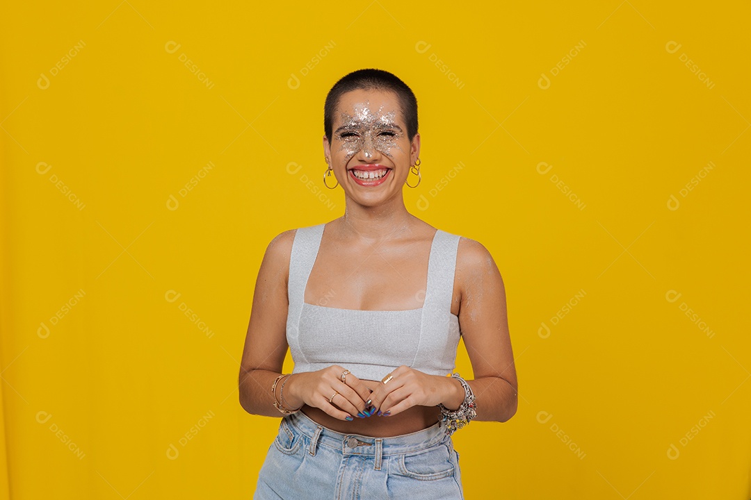 Linda mulher jovem usando fantasia de carnaval sobre fundo isolado