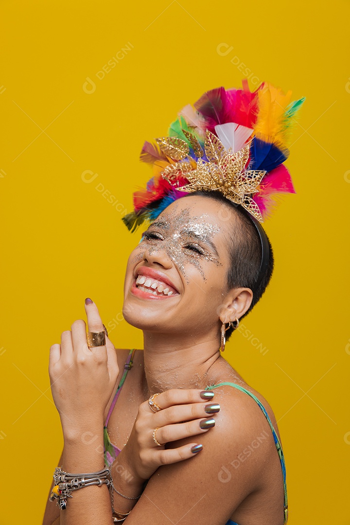 Linda mulher jovem usando fantasia de carnaval sobre fundo isolado