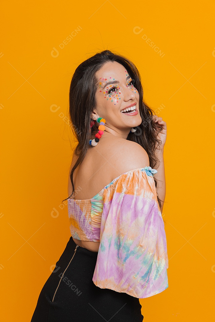 Linda mulher jovem usando fantasia de carnaval sobre fundo isolado