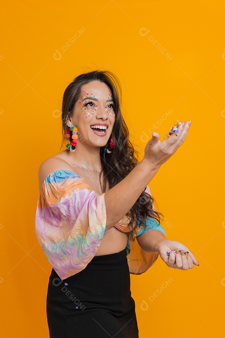 Linda mulher jovem usando fantasia de carnaval sobre fundo isolado