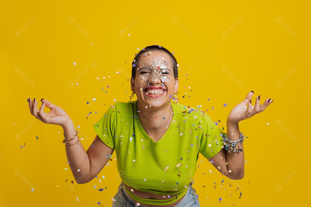 Linda mulher jovem usando fantasia de carnaval sobre fundo isolado