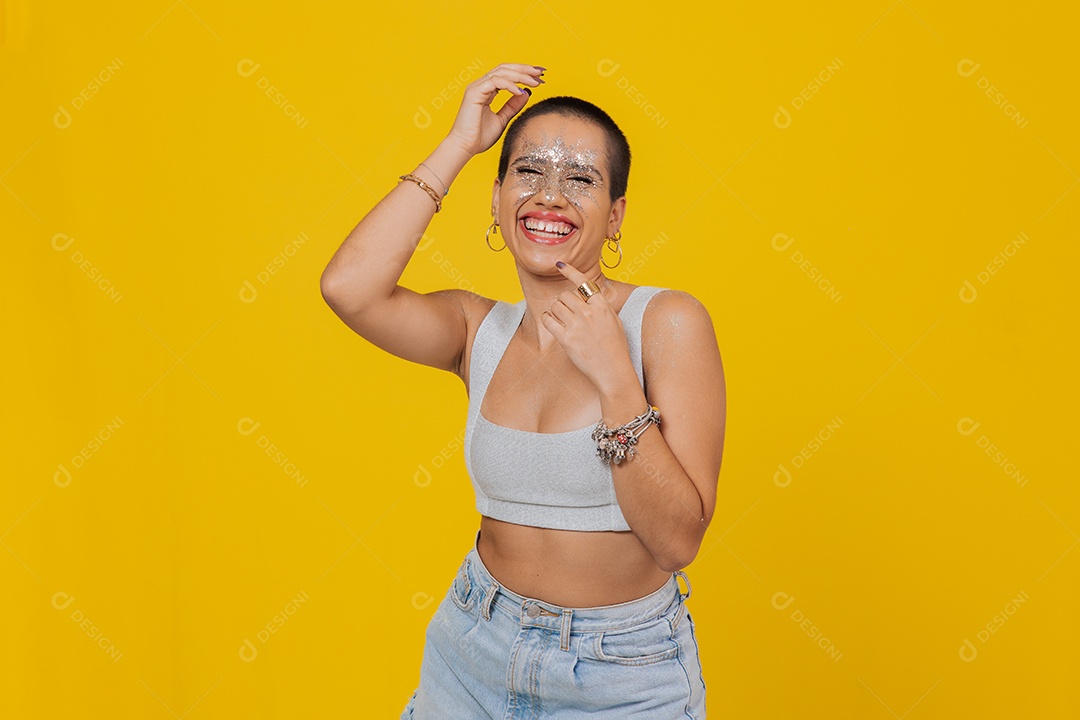 Linda mulher jovem usando fantasia de carnaval sobre fundo isolado
