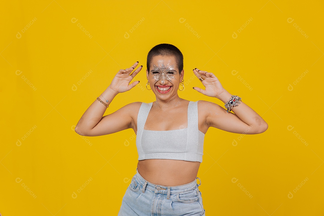 Linda mulher jovem usando fantasia de carnaval sobre fundo isolado