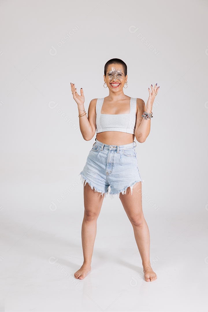 Linda mulher jovem usando fantasia de carnaval sobre fundo isolado