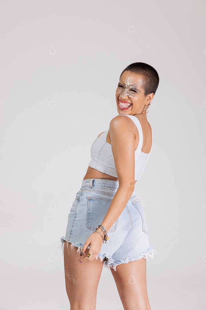 Linda mulher jovem usando fantasia de carnaval sobre fundo isolado