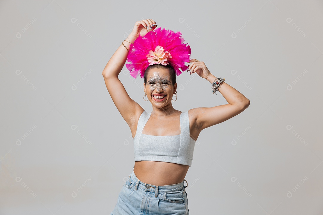 Linda mulher jovem usando fantasia de carnaval sobre fundo isolado