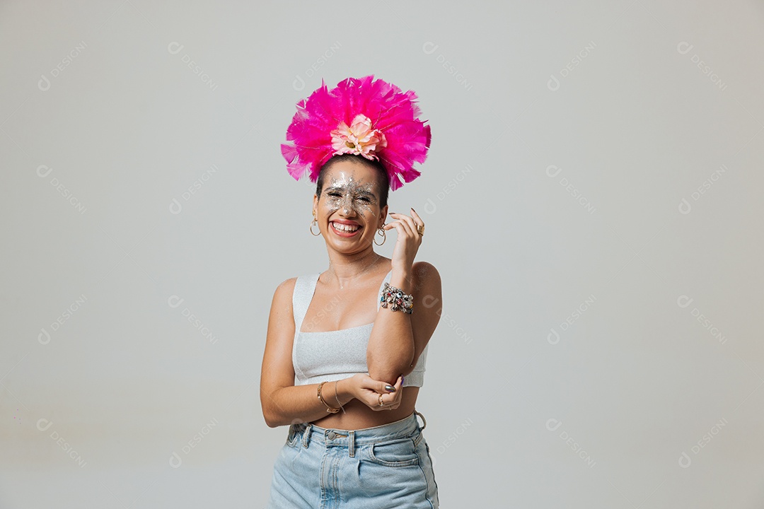 Linda mulher jovem usando fantasia de carnaval sobre fundo isolado