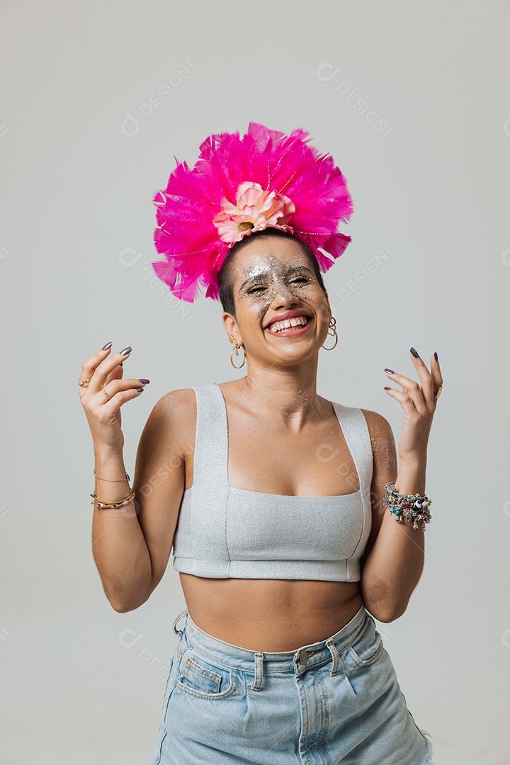 Linda mulher jovem usando fantasia de carnaval sobre fundo isolado