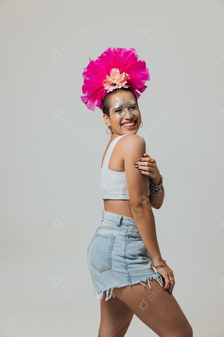 Linda mulher jovem usando fantasia de carnaval sobre fundo isolado