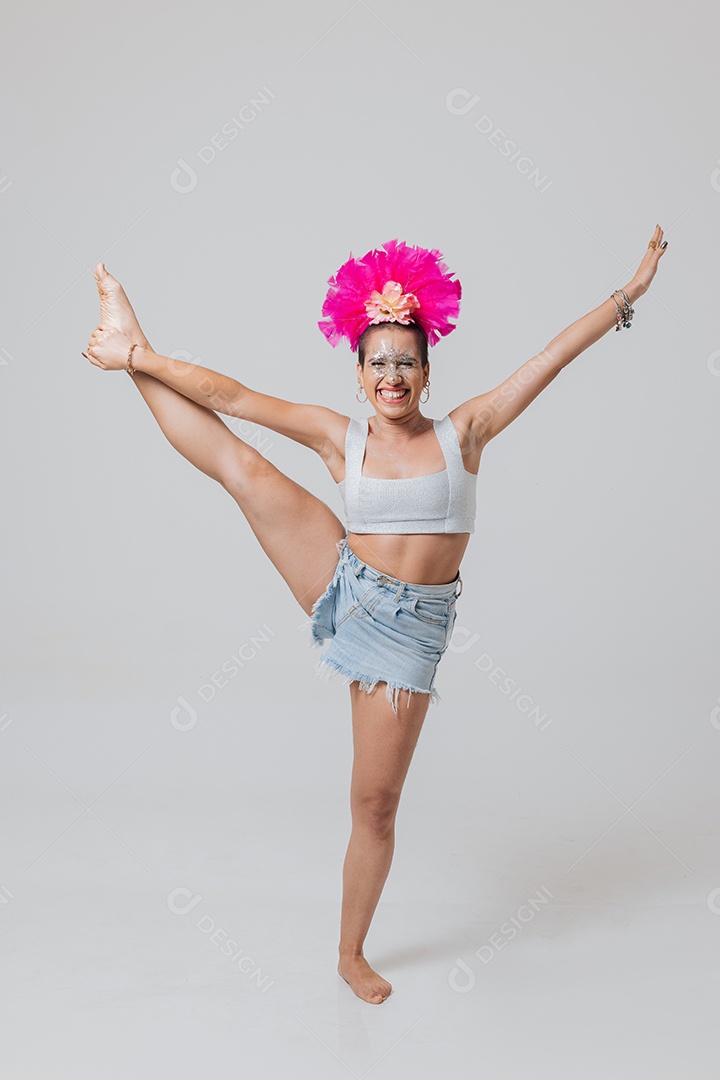 Linda mulher jovem usando fantasia de carnaval sobre fundo isolado