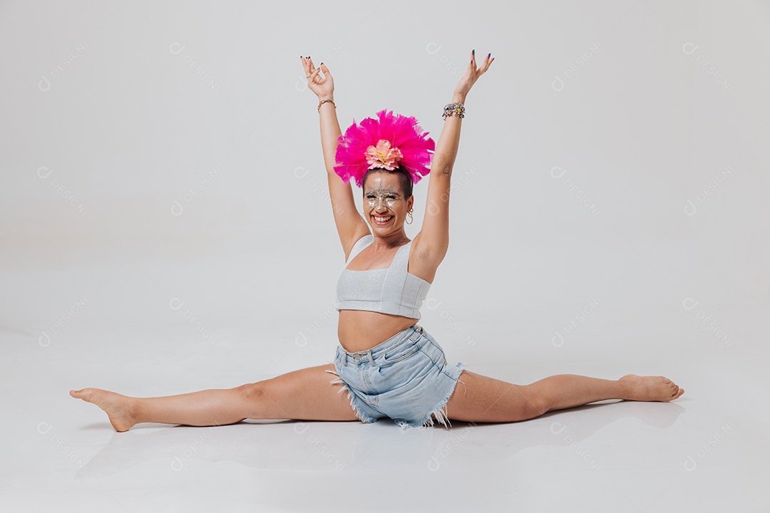 Linda mulher jovem usando fantasia de carnaval sobre fundo isolado