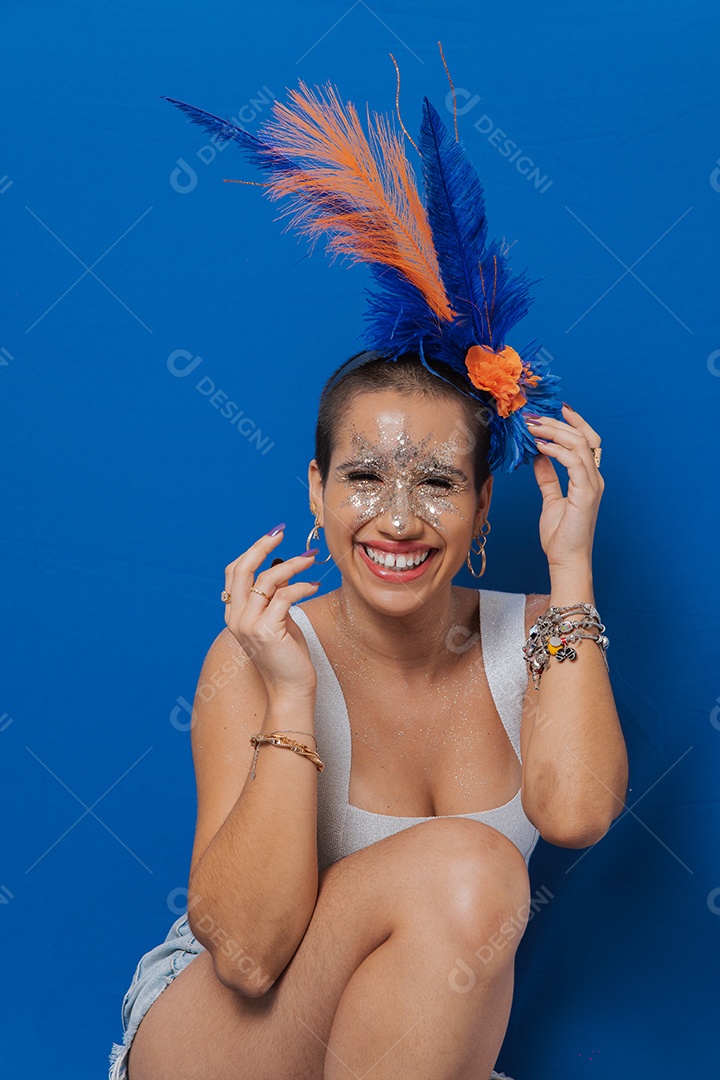 Linda mulher jovem usando fantasia de carnaval sobre fundo isolado