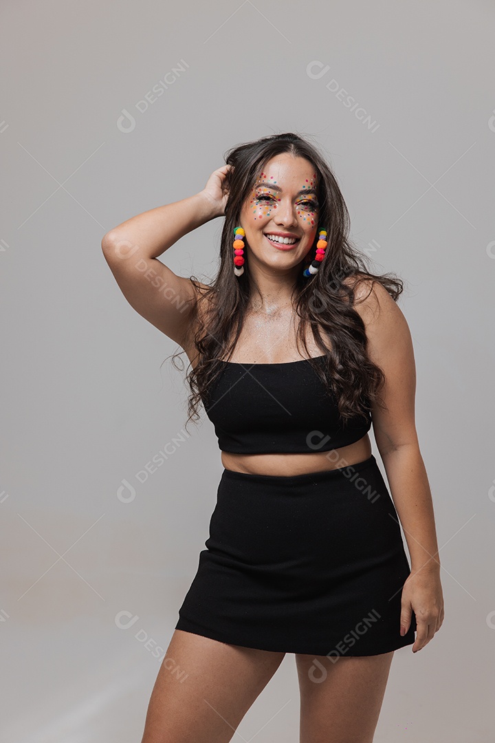 Linda mulher jovem usando fantasia de carnaval sobre fundo isolado