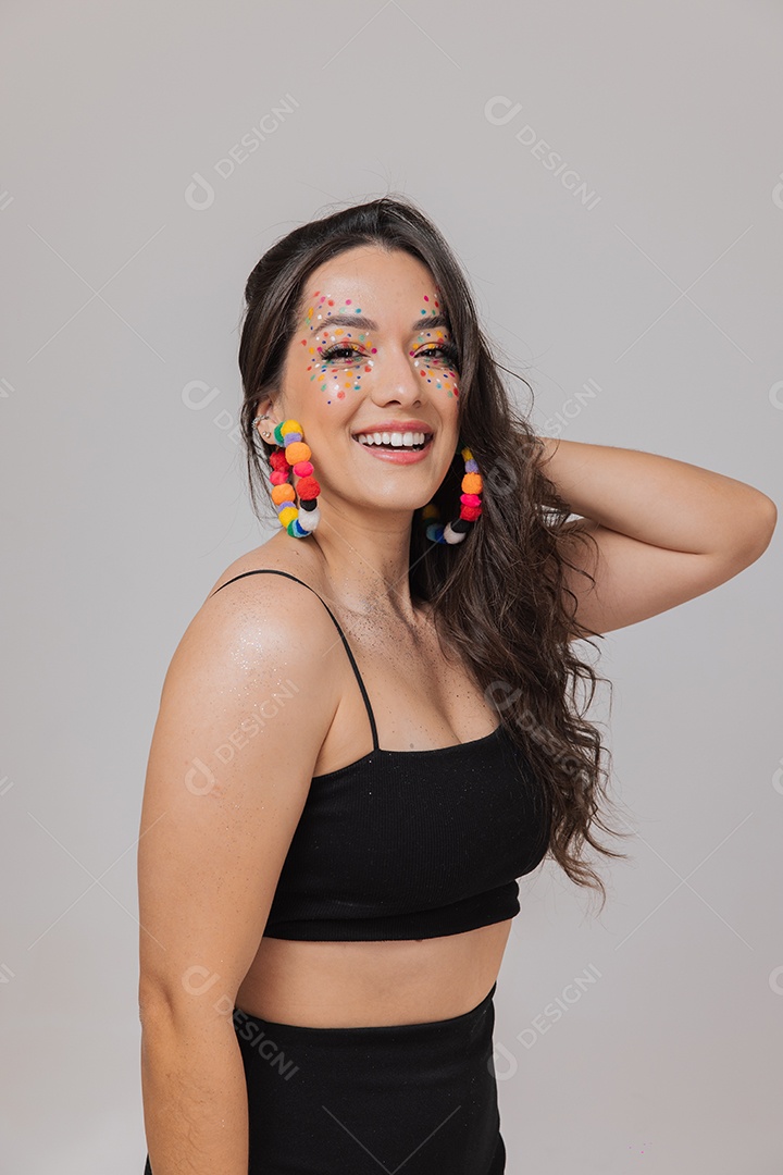 Linda mulher jovem usando fantasia de carnaval sobre fundo isolado