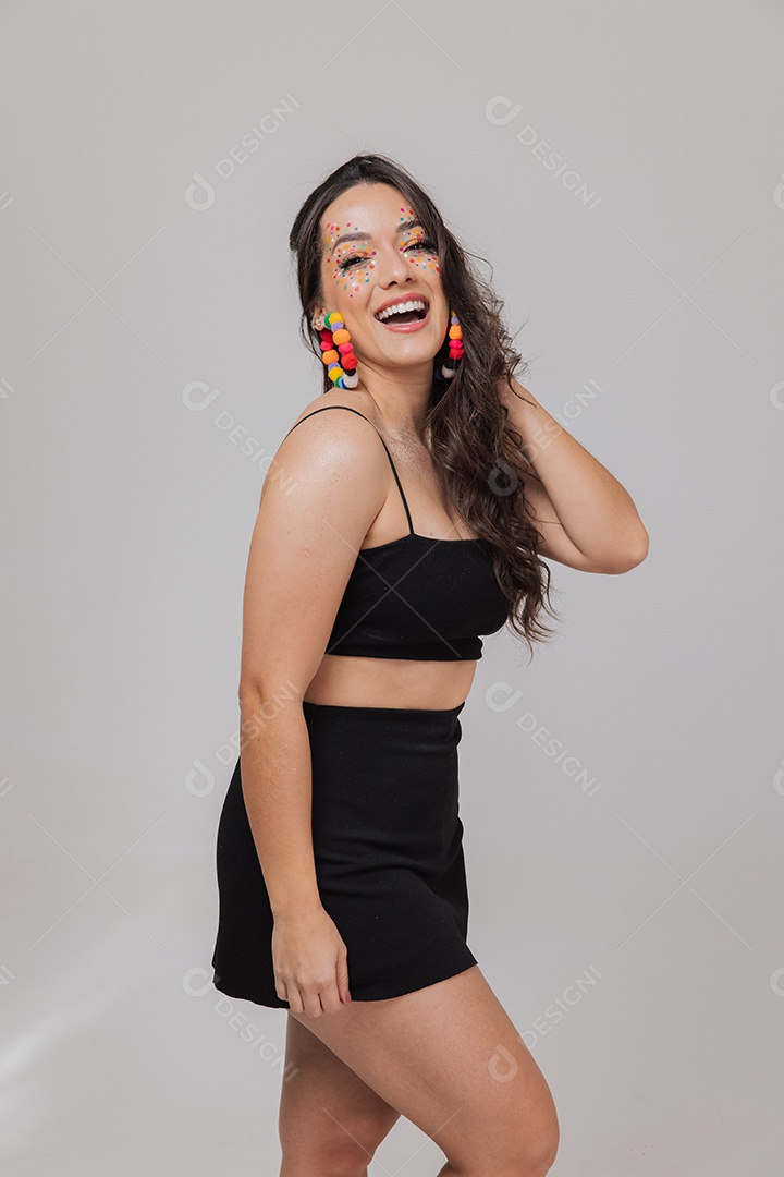 Linda mulher jovem usando fantasia de carnaval sobre fundo isolado