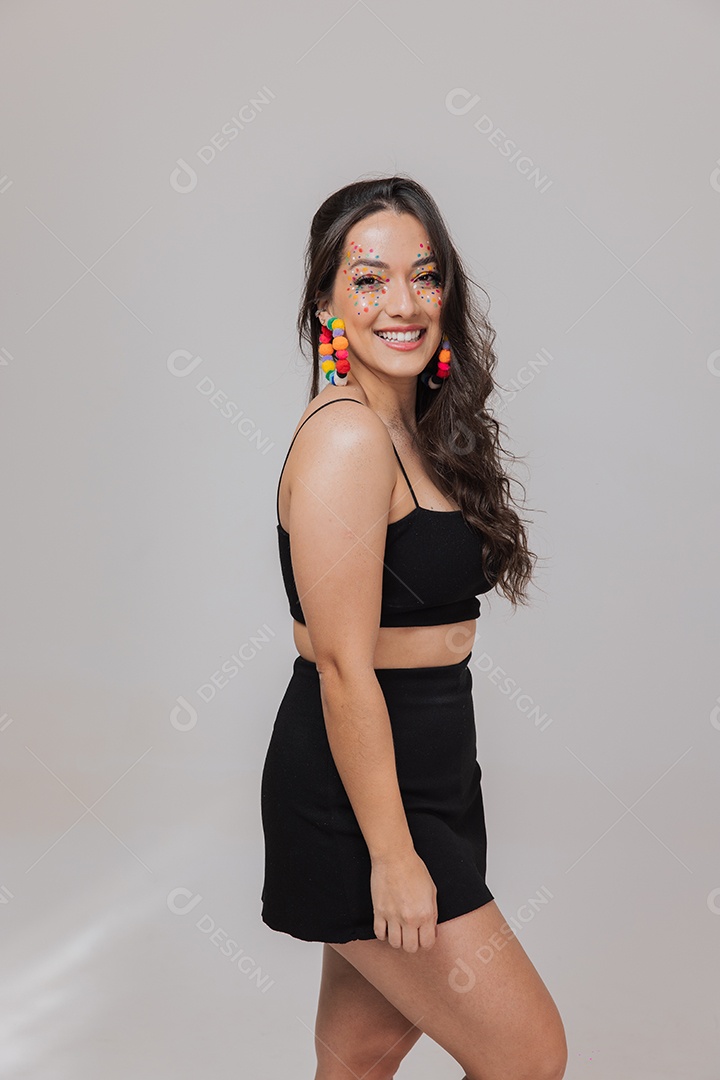 Linda mulher jovem usando fantasia de carnaval sobre fundo isolado